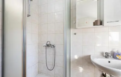 Kupaonica u objektu Stunning Apartment In Grebastica