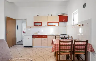 Kuhinja ili čajna kuhinja u objektu Stunning Apartment In Grebastica