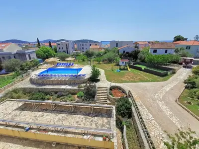 Bazen u objektu Apartments CVITA Holiday ili u blizini