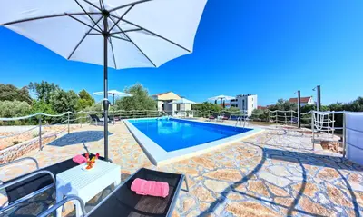 Bazen u objektu Apartments CVITA Holiday ili u blizini