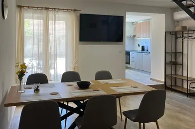 TV i/ili zabavni centar u objektu Holiday house with a parking space Bilice, Krka - 24006