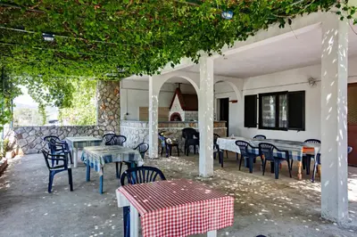 Restoran ili neka druga zalogajnica u objektu Guest house Mira