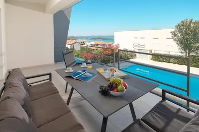 Bazen u objektu Hillside Apartments Murter ili u blizini