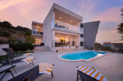Bazen u objektu Hillside Apartments Murter ili u blizini