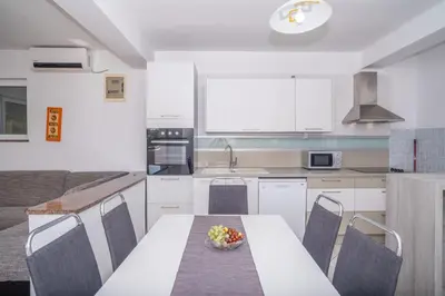 Kuhinja ili čajna kuhinja u objektu Apartment Bura