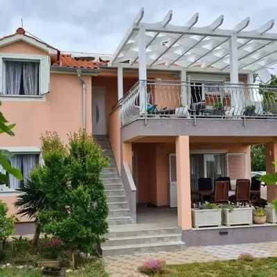 Apartments with parking space Tribunj
