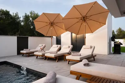 Bazen u objektu Luxury Villa Vesper- Heated Pool, Hot Tub, Rooftop terrace, Gym ili u blizini