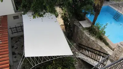 Bazen u objektu Bell Tower apartments ili u blizini