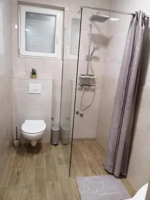 Kupaonica u objektu LARAGLORIa