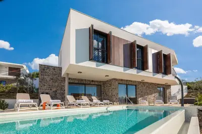 Bazen u objektu Villa Aurora ili u blizini