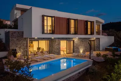 Bazen u objektu Villa Aurora ili u blizini