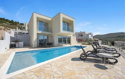 Bazen u objektu 4 Bedroom Amazing Home In Zaboric ili u blizini