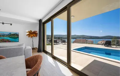 Bazen u objektu 4 Bedroom Amazing Home In Zaboric ili u blizini