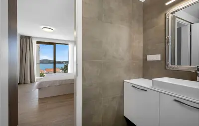 Kupaonica u objektu 4 Bedroom Amazing Home In Zaboric