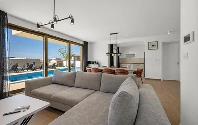 Bazen u objektu 4 Bedroom Amazing Home In Zaboric ili u blizini