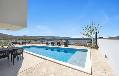 Bazen u objektu 4 Bedroom Amazing Home In Zaboric ili u blizini