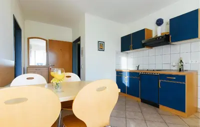 Kuhinja ili čajna kuhinja u objektu Lovely Apartment In Jezera With Wifi