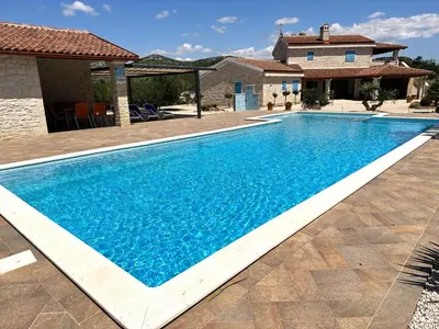 Bazen u objektu Villa Tovarovica ili u blizini