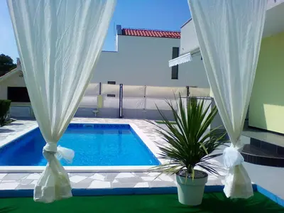 Bazen u objektu Holiday home Villa Anny ili u blizini