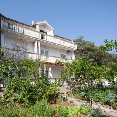 Apartments by the sea Brodarica