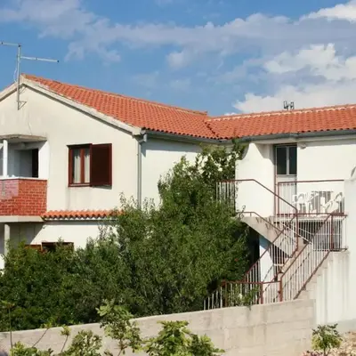Apartments with parking space Jezera
