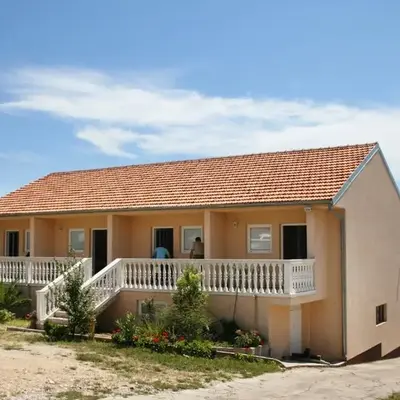 Apartments with parking space Jezera