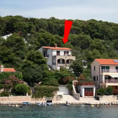 Apartments by the sea Tisno