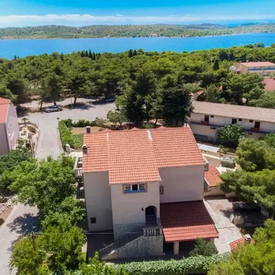 Apartments by the sea Pirovac