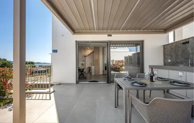 Balkon ili terasa u objektu Cozy Apartment In Brodarica With House Sea View