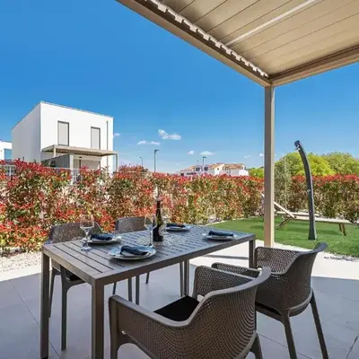 Cozy Apartment In Brodarica With House Sea View