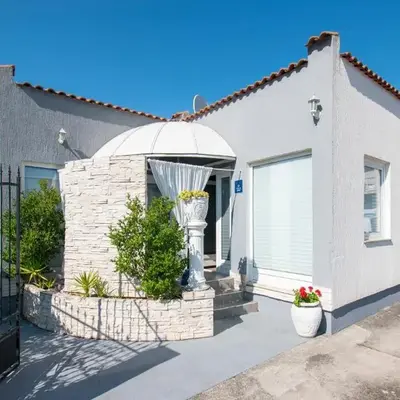 Family friendly house with a swimming pool Brodarica