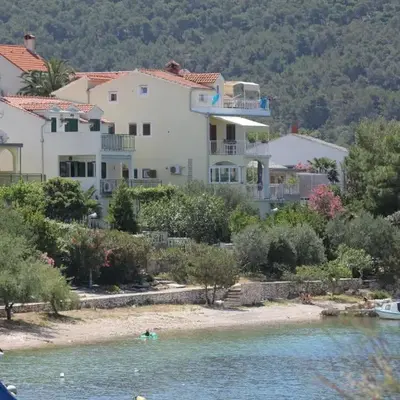 Apartments by the sea Grebastica