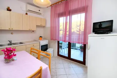 Kuhinja ili čajna kuhinja u objektu Apartment Bilo 9467d