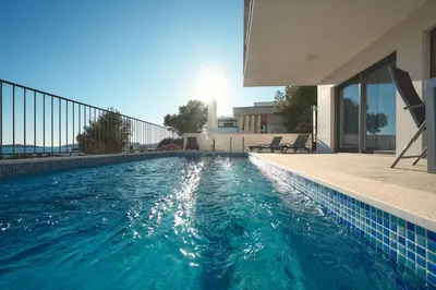 Bazen u objektu Villa Ocean Breeze - Meerblick - zwei Küchen ili u blizini