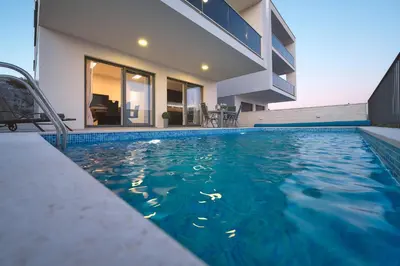 Bazen u objektu Villa Ocean Breeze - Meerblick - zwei Küchen ili u blizini