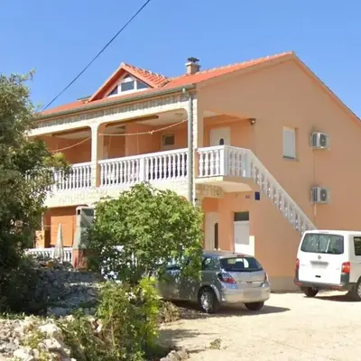 Apartments with parking space Jezera