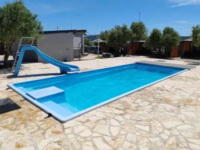 Bazen u objektu Mobile home Pelin with shared pool ili u blizini