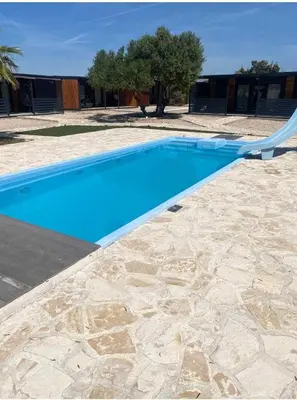 Bazen u objektu Mobile home Pelin with shared pool ili u blizini