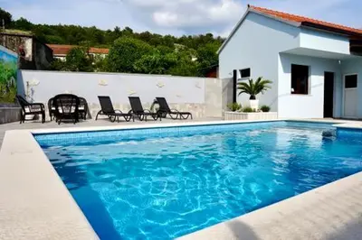 Bazen u objektu Villa Luketini Dvori, Primošten ili u blizini
