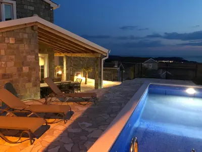 Bazen u objektu Villa Mareta ili u blizini