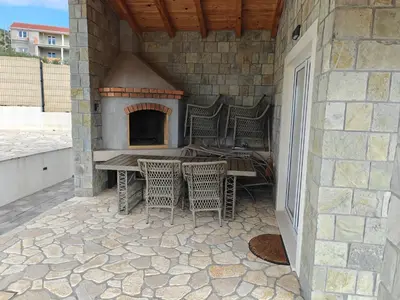 Popločani dio dvorišta ili vanjski dio objekta Villa Mareta