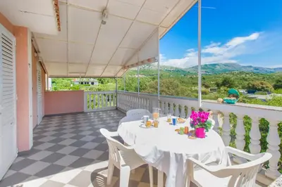 Pogled na planine ili pogled na planine iz apartmana