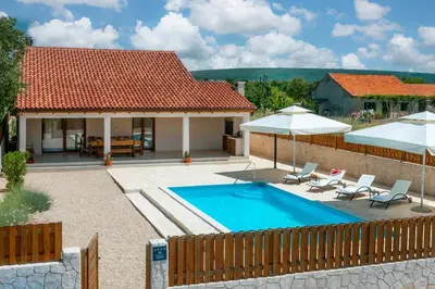 Bazen u objektu Villa Kole ili u blizini