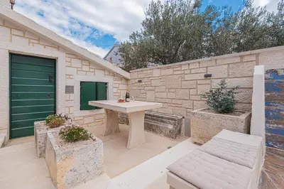 Popločani dio dvorišta ili vanjski dio objekta Villa V4