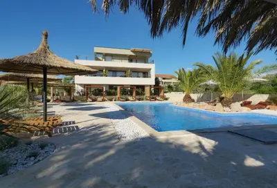 Bazen u objektu Villa Lojena - Luxury Getaway with Jacuzzi ID 117 ili u blizini