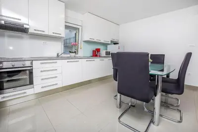 Kuhinja ili čajna kuhinja u objektu Apartments Maja