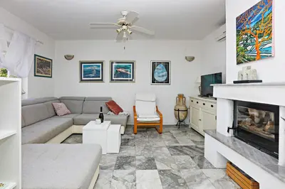 TV i/ili zabavni centar u objektu Seaside family friendly house with a swimming pool Sparadici, Sibenik - 24200