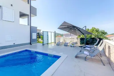Bazen u objektu Family-friendly apartments with swimming pool Razanj - Rogoznica - 24214 ili u blizini