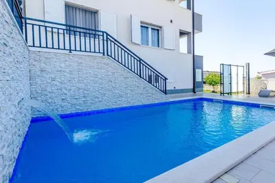 Bazen u objektu Family-friendly apartments with swimming pool Razanj - Rogoznica - 24214 ili u blizini