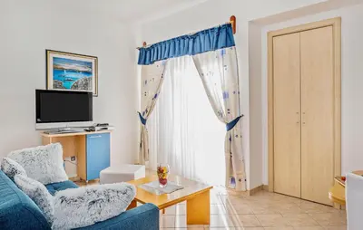 TV i/ili zabavni centar u objektu Lovely Apartment In Sibenik With Wifi